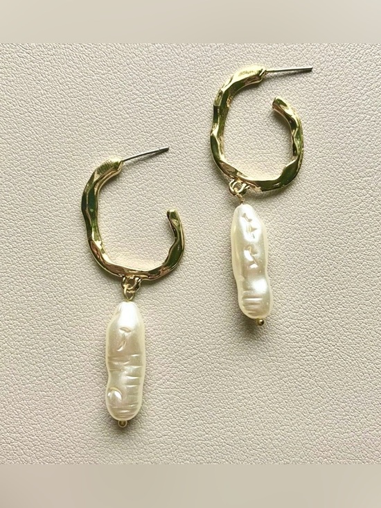 Jewelry - Elegant Gold and Pearl Drop Earrings